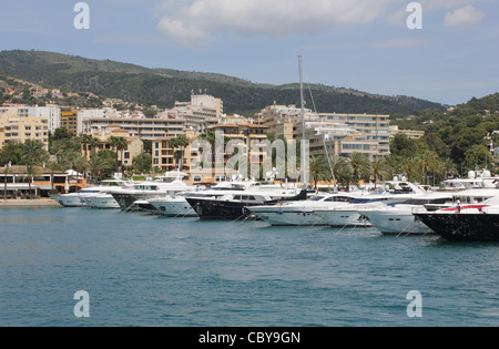 Puerto Portals Marina - Blick von der Flybridge Luxus SANLORENZO SL104 Superyacht - Calvia, Mallorca Süd West / Mallorca Stockfoto