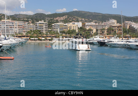 Puerto Portals Marina - Blick von der Flybridge Luxus SANLORENZO SL104 Superyacht - Calvia, Mallorca Süd West / Mallorca Stockfoto