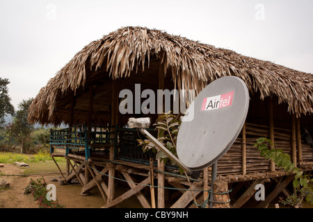 Indien, Arunachal Pradesh, entlang, Podbi Dorf, Airtel Satellitenschüssel TV vor Haus aus natürlichen Materialien hergestellt Stockfoto