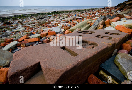 Nach dem zweiten Weltkrieg Meer Verteidigung Schutt auf Hightown Strand, Sefton Küste, Merseyside, UK Stockfoto