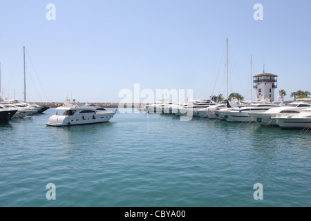 Puerto Portals Marina - Blick von der Flybridge Luxus SANLORENZO SL104 Superyacht - Calvia, Mallorca Süd West / Mallorca Stockfoto