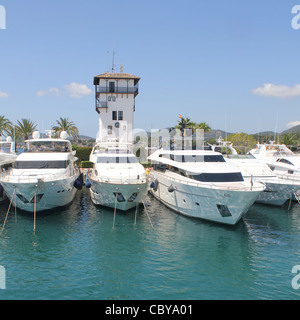 Puerto Portals Marina - Blick von der Flybridge Luxus SANLORENZO SL104 Superyacht - Calvia, Mallorca Süd West / Mallorca Stockfoto