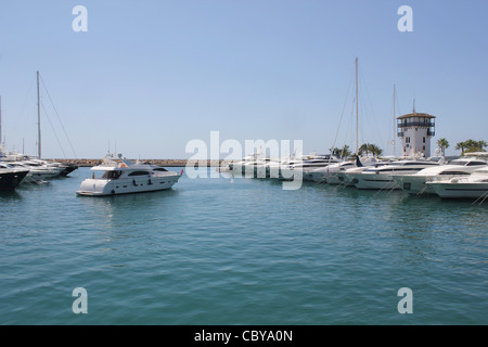 Puerto Portals Marina - Blick von der Flybridge Luxus SANLORENZO SL104 Superyacht - Calvia, Mallorca Süd West / Mallorca Stockfoto