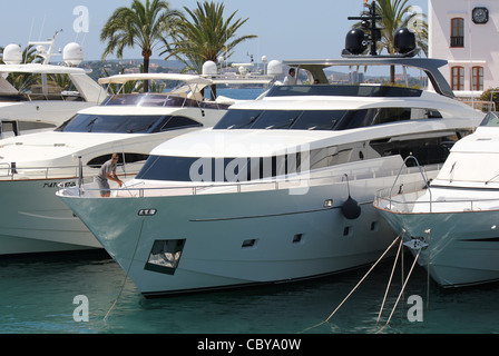 Puerto Portals Marina - Blick von der Flybridge Luxus SANLORENZO SL104 Superyacht - Calvia, Mallorca Süd West / Mallorca Stockfoto