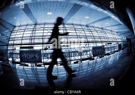 Menschen Silhouette in modernen Gebäude in Fisch-Auge Ansicht durchschreiten. Stockfoto