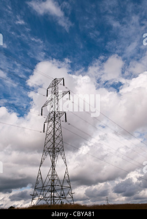 Ein L6 Serie Strommasten vor einem dramatischen Himmel in ländlichen North Yorkshire, Vereinigtes Königreich. Hochformat mit Exemplar. Stockfoto