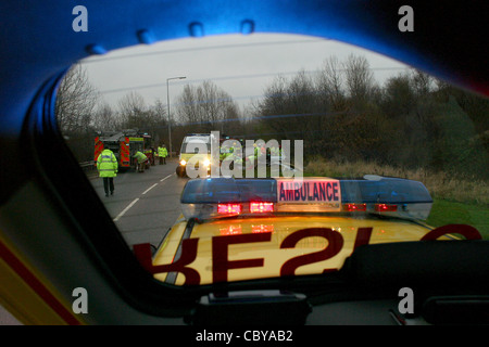 Die Ansicht der Rettungsdienste arbeiten bei Verkehr Verkehrsunfall auf einer UK-Straße Stockfoto