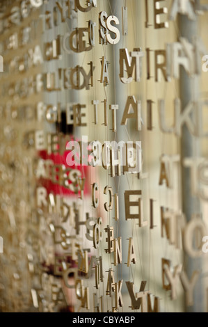 Unscharfe Abbildung durch eine Jaume Plensa "Skulptur" - zwanzig Nine Palms 2007 Kunst-Installation - bei der Yorkshire Sculpture Park UK Stockfoto