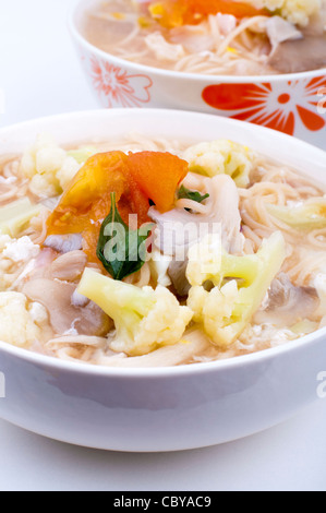 Asiatische vegetarische Suppennudeln isoliert auf weiss. Stockfoto