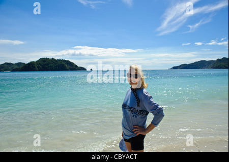 Mittlere gealterte Frau mit blonden Haaren am Strand in Costa Rica lächelnd Stockfoto