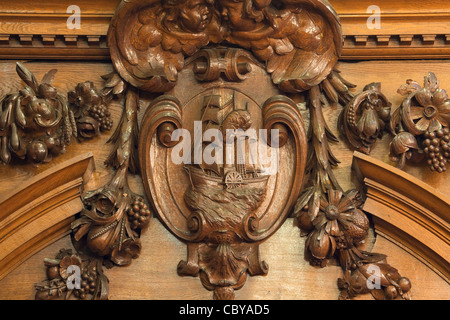 Holzschnitzereien, maritime Erbe der Stadt darstellt. Der Ratssaal in der Guildhall. Hull, East Yorkshire. Stockfoto