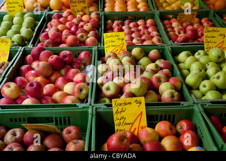 Deutsche Äpfel in verschiedenen Qualitäten für den Verkauf am Hauptmarkt Ort vor Frauenkirche, Nürnberg, Deutschland Stockfoto