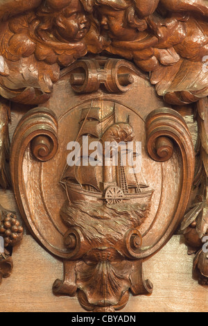 Holzschnitzereien, maritime Erbe der Stadt darstellt. Der Ratssaal in der Guildhall. Hull, East Yorkshire. Stockfoto