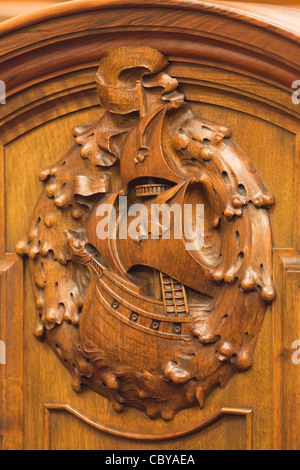 Holzschnitzereien, maritime Erbe der Stadt darstellt. Der Ratssaal in der Guildhall. Hull, East Yorkshire. Stockfoto