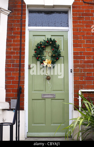Haustür mit Adventskranz in Großbritannien. Stockfoto