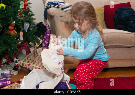 3 Jahr alten Kind Mädchen Baby Kleinkind Eröffnung A Weihnachten Christmas Present Geschenke Geschenk Stockfoto