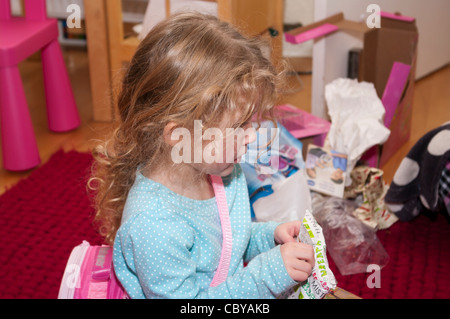 3 Jahr alten Kind Mädchen Baby Kleinkind Eröffnung A Weihnachten Christmas Present Geschenke Geschenk Stockfoto