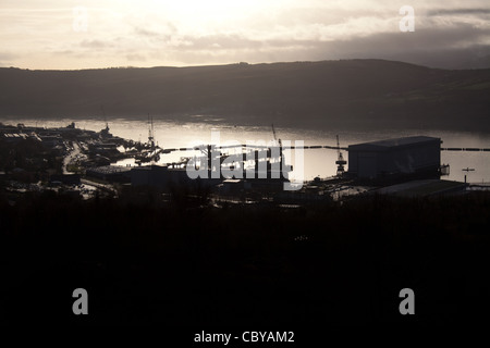 Bereich der Gare Loch, Schottland. Silhouette Blick auf die Royal Navy u-Boot-Basis in Faslane am Gare Loch. Stockfoto