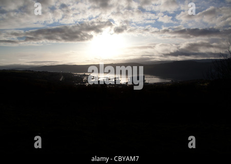 Bereich der Gare Loch, Schottland. Silhouette Blick auf die Royal Navy u-Boot-Basis in Faslane am Gare Loch. Stockfoto