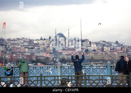 Männer Angeln am Galata-Brücke über das Goldene Horn, Istanbul, Türkei. Foto: Jeff Gilbert Stockfoto