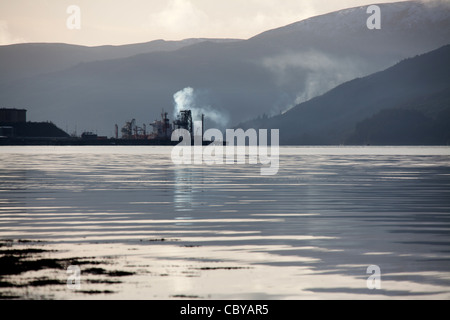 Bereich der Loch Long, Schottland. Malerische Silhouette Blick auf das Finnart Oil Terminal auf dem östlichen Ufer von Loch Long. Stockfoto