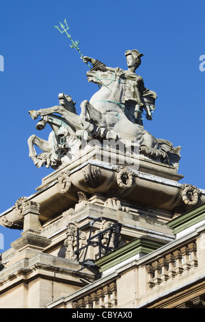Eine Dachskulptur von A. H. Hodge genannt "Maritimen Fähigkeiten" Aphrodite in ein Boot gezogen von Pferden steigt aus den Wellen zeigen Stockfoto