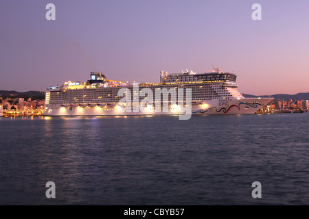 Vor Morgengrauen Ankunft - Norwegian Cruise Line (NCL) Cruise Liner "Norwegian Epic" Palma De Mallorca Stockfoto