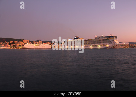 Kreuzfahrtschiff "Norwegian Epic" während einer ihrer wöchentlichen Besuche in Palma De Mallorca, Balearen, Spanien. Stockfoto