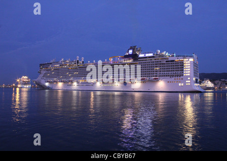 Vor Morgengrauen Ankunft - Norwegian Cruise Line (NCL) Kreuzfahrtschiff "Norwegian Epic" in Palma De Mallorca Stockfoto