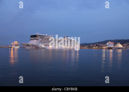 Vor Morgengrauen Ankunft - Norwegian Cruise Line (NCL) Kreuzfahrtschiff "Norwegian Epic" im Hafen von Palma De Mallorca, Stockfoto