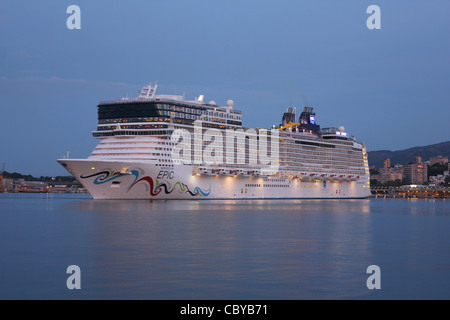 Vor Morgengrauen Ankunft - Norwegian Cruise Line (NCL) Kreuzfahrtschiff "Norwegian Epic" im Hafen von Palma De Mallorca / Mallorca Stockfoto