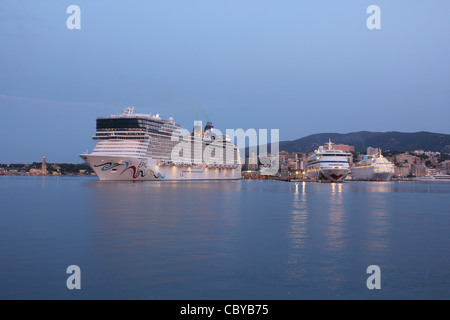 Vor Morgengrauen Ankunft - Norwegian Cruise Line (NCL) Kreuzfahrtschiff "Norwegian Epic" im Hafen von Palma De Mallorca / Mallorca, Stockfoto