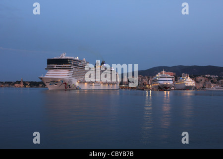 Vor Morgengrauen Ankunft Norwegian Cruise Line (NCL) Kreuzfahrtschiff "Norwegian Epic" bei einem ihre wöchentlichen Besuche nach Palma De Mallorca Stockfoto