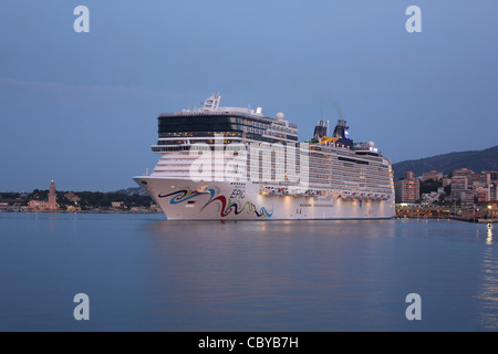 Vor Morgengrauen Ankunft Norwegian Cruise Line (NCL) Kreuzfahrtschiff "Norwegian Epic" bei einem ihre wöchentlichen Besuche nach Palma De Mallorca Stockfoto