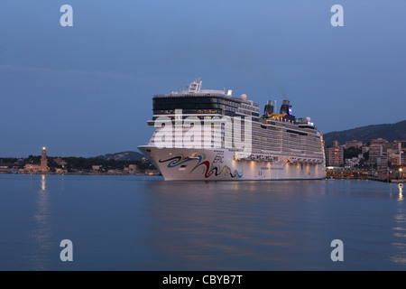 Vor Morgengrauen Ankunft - Norwegian Cruise Line (NCL) Kreuzfahrtschiff "Norwegian Epic" im Hafen von Palma De Mallorca Stockfoto