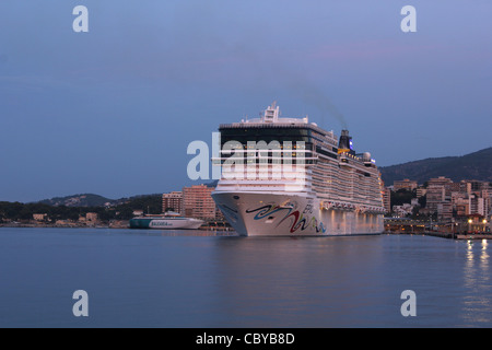 Vor Morgengrauen Ankunft - Norwegian Cruise Line (NCL) Kreuzfahrtschiff "Norwegian Epic" im Hafen von Palma De Mallorca. Stockfoto