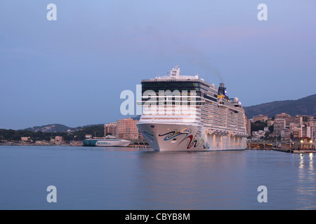 Vor Morgengrauen Ankunft - Norwegian Cruise Line (NCL) Kreuzfahrtschiff "Norwegian Epic" im Hafen von Palma De Mallorca Stockfoto