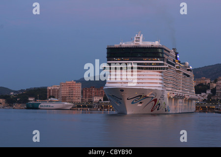 Vor Morgengrauen Ankunft - Norwegian Cruise Line (NCL) Kreuzfahrtschiff "Norwegian Epic" im Hafen von Palma De Mallorca Stockfoto