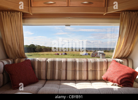 Blick vom innerhalb Touring Caravan Blick über den Firth of Forth von Dunbar in Richtung Bass Rock, Schottland, UK Stockfoto