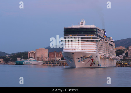 Vor Morgengrauen Ankunft - Norwegian Cruise Line (NCL) Kreuzfahrtschiff "Norwegian Epic" im Hafen von Palma De Mallorca Stockfoto