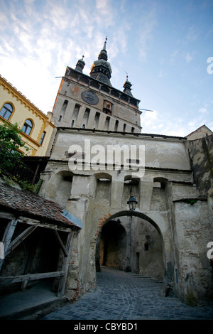 Vertikale Schuss auf den Uhrturm in Sighisoara, Rumänien Stockfoto