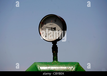 Manometer auf blauem Hintergrund Stockfoto