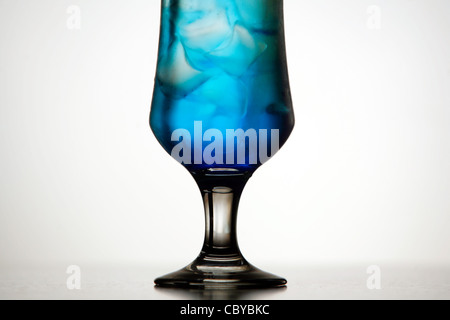 Detail von einem eisigen Blau cocktail auf einem hellen Hintergrund Stockfoto