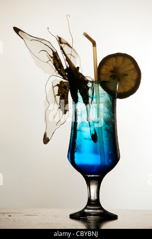 Blue Cocktail mit einem dekorativen Schmetterling verziert Stockfoto