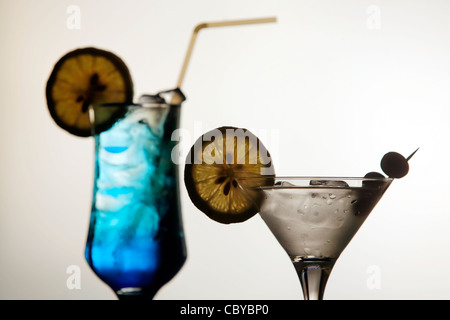 Eine blaue cocktail und einen Martini vor einem hellen Hintergrund Stockfoto