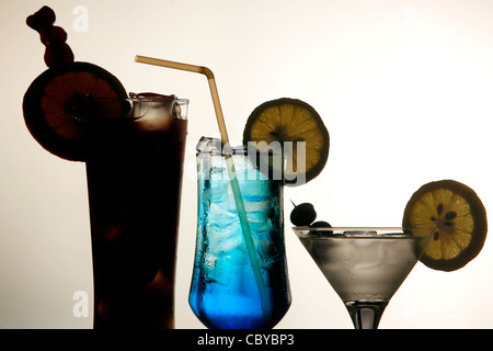Drei Cocktails in einer Reihe vor einem hellen Hintergrund Stockfoto