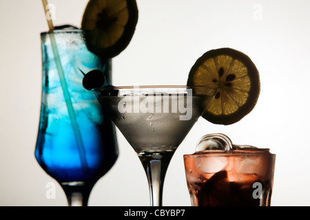 Drei Cocktails in einer Reihe vor einem hellen Hintergrund Stockfoto