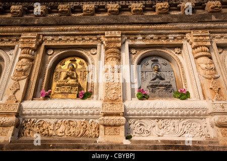 Indien, Bihar, Bodhgaya, Mahabodhi-Tempel, buddhistische Skulpturen auf Basis des Tempels Stockfoto