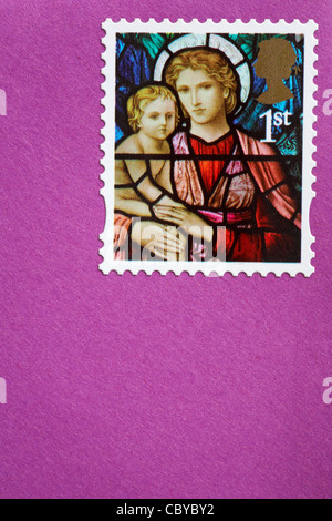 Weihnachtsstempel der 1. Klasse mit Madonna & Kind auf violettem Umschlag - Briefmarke der 1. Klasse Stockfoto