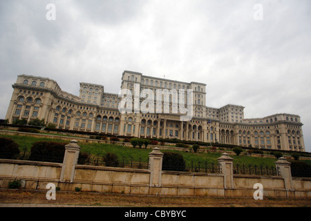 Rumänische Parlamentsgebäude mit bewölktem Himmel Stockfoto